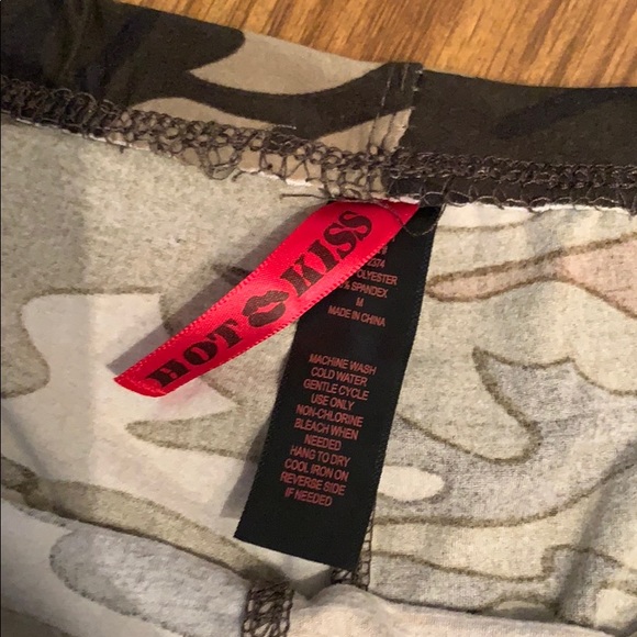 Hot Kiss CAMO FLARE LEG Pants, size juniors M. - Picture 5 of 10
